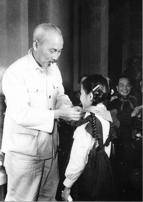 Bác Hồ với thiếu nhi