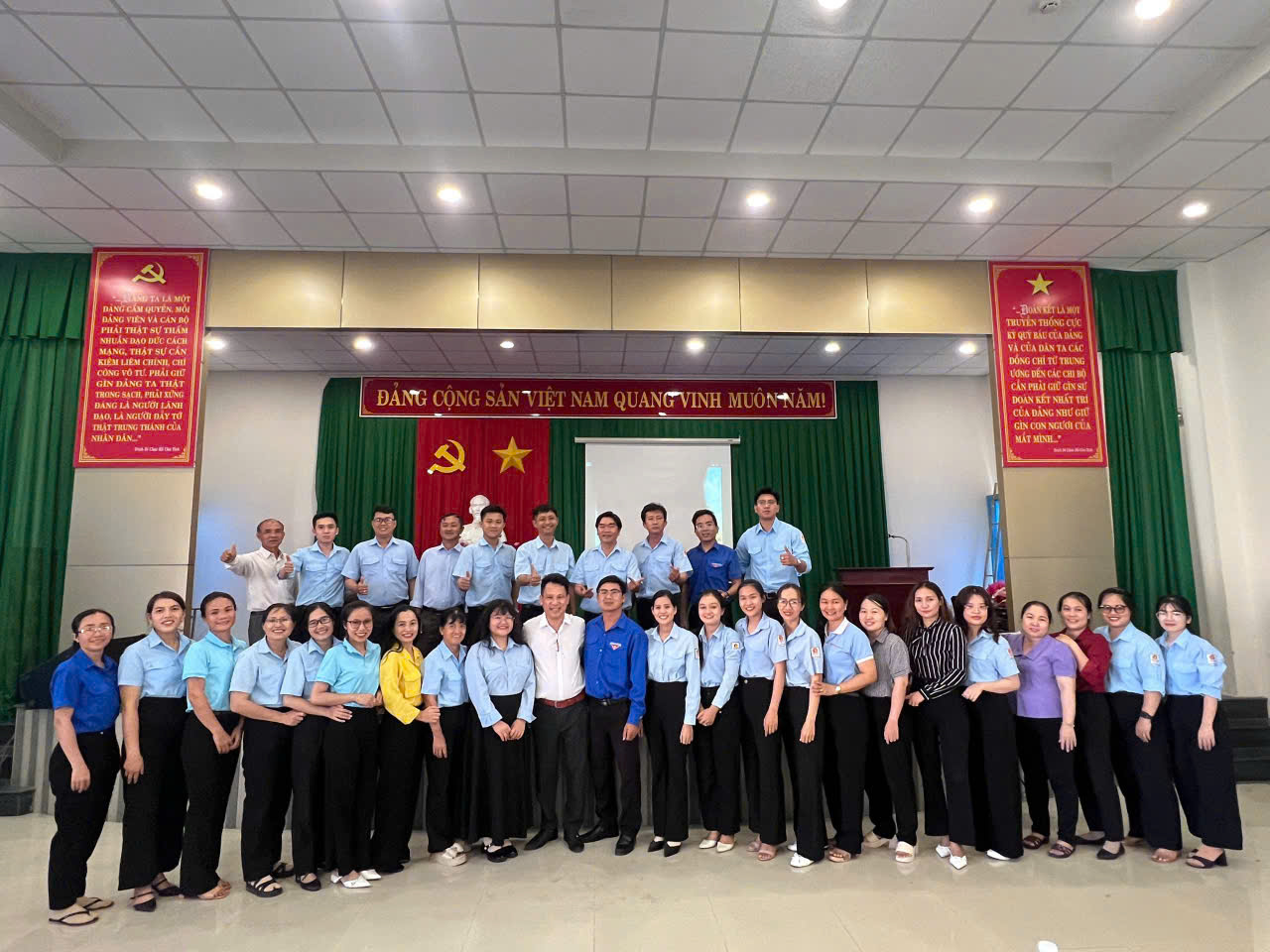 Nhấn để thay ảnh hoạt động từ máy tính Đào tạo hội trường lớn