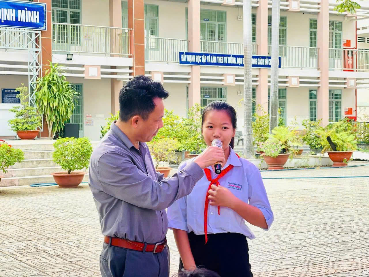 Nhấn để thay ảnh hoạt động từ máy tính Đào tạo sinh viên