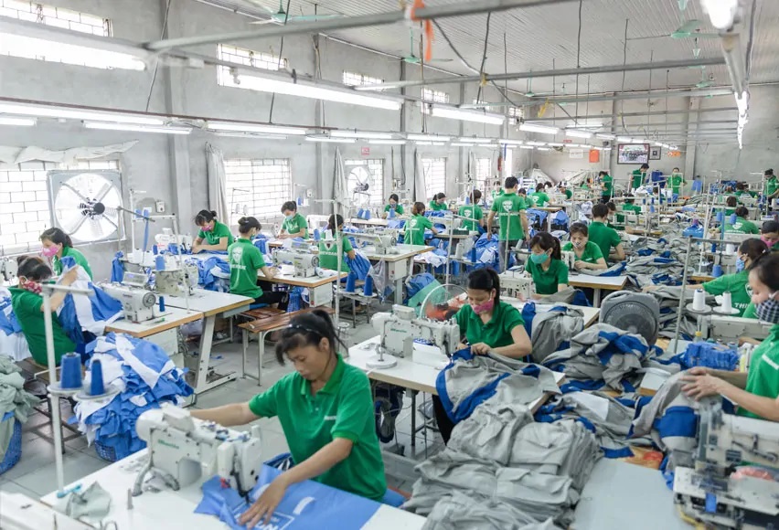 Công ty may đồng phục bảo hộ hàng đầu miền Bắc, sản xuất 2000 bộ/ ngày