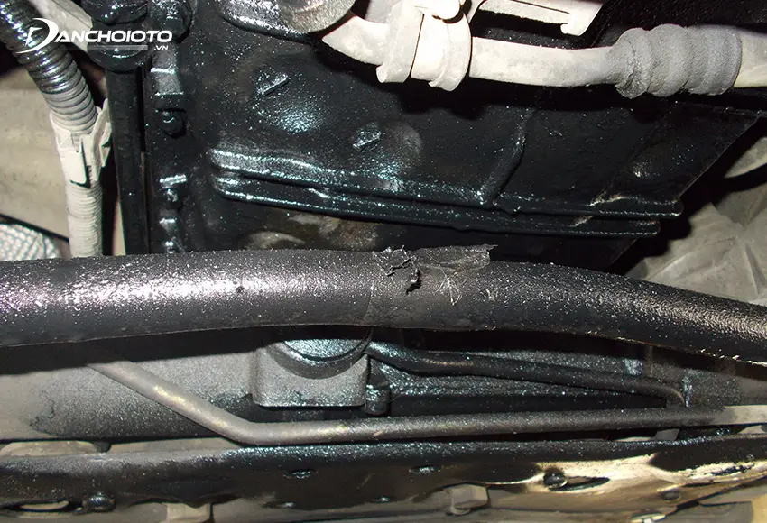 Xe ô tô bị chảy dầu dưới gầm: Nguyên nhân và cách xử lý