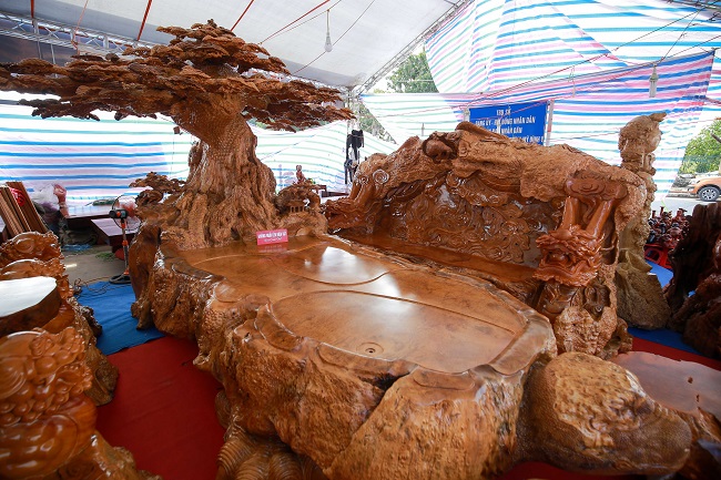 Cận cảnh bộ bàn ghế “khủng” nặng gần 10 tấn, giá tiền tỉ ở Hà Nội