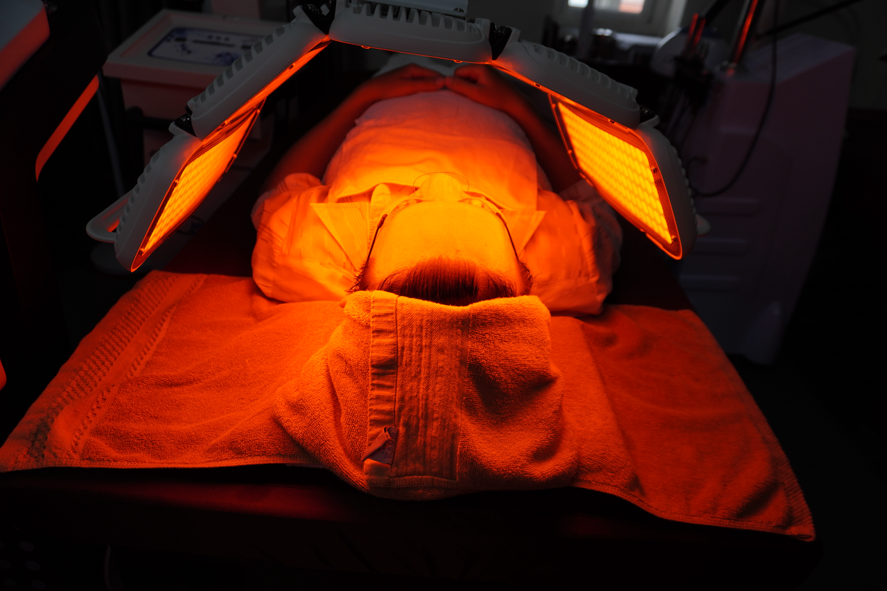 anh-sang-led-ho-phach-giam-do-tai-tao-da.png?v=1766243887742 Ánh sáng LED hổ phách điều trị giảm đỏ và tái tạo da tại Anh Mỹ Clinic – công nghệ 585nm giúp làm dịu da, giảm viêm, hỗ trợ phục hồi mô.