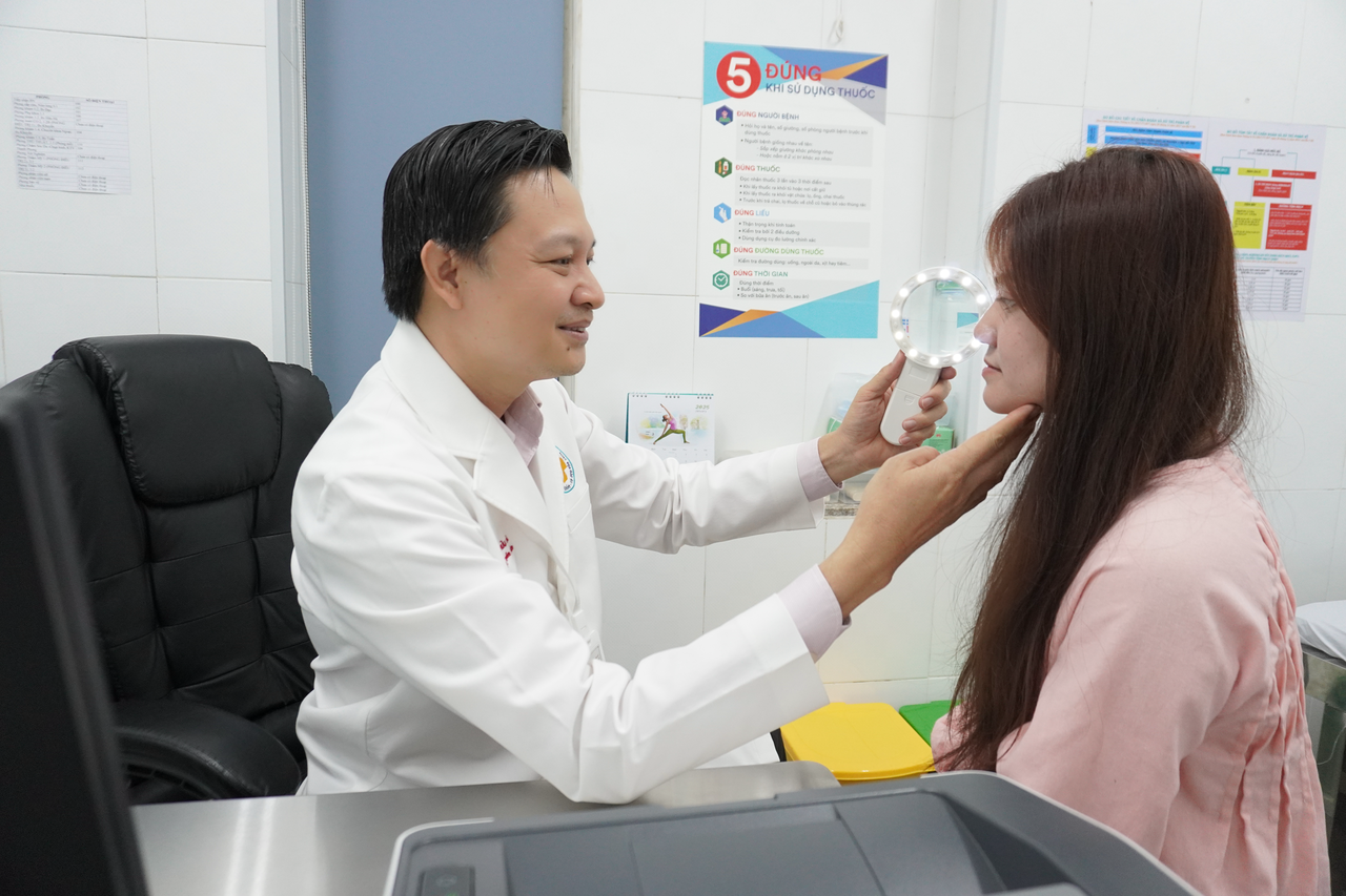 bac-si-tu-van-dieu-tri-nam-tai-phong-kham-anh-my-clinic.png Bác sĩ Nguyễn Hữu Hà tư vấn điều trị nám tại Phòng Khám Da Liễu Anh Mỹ Clinic