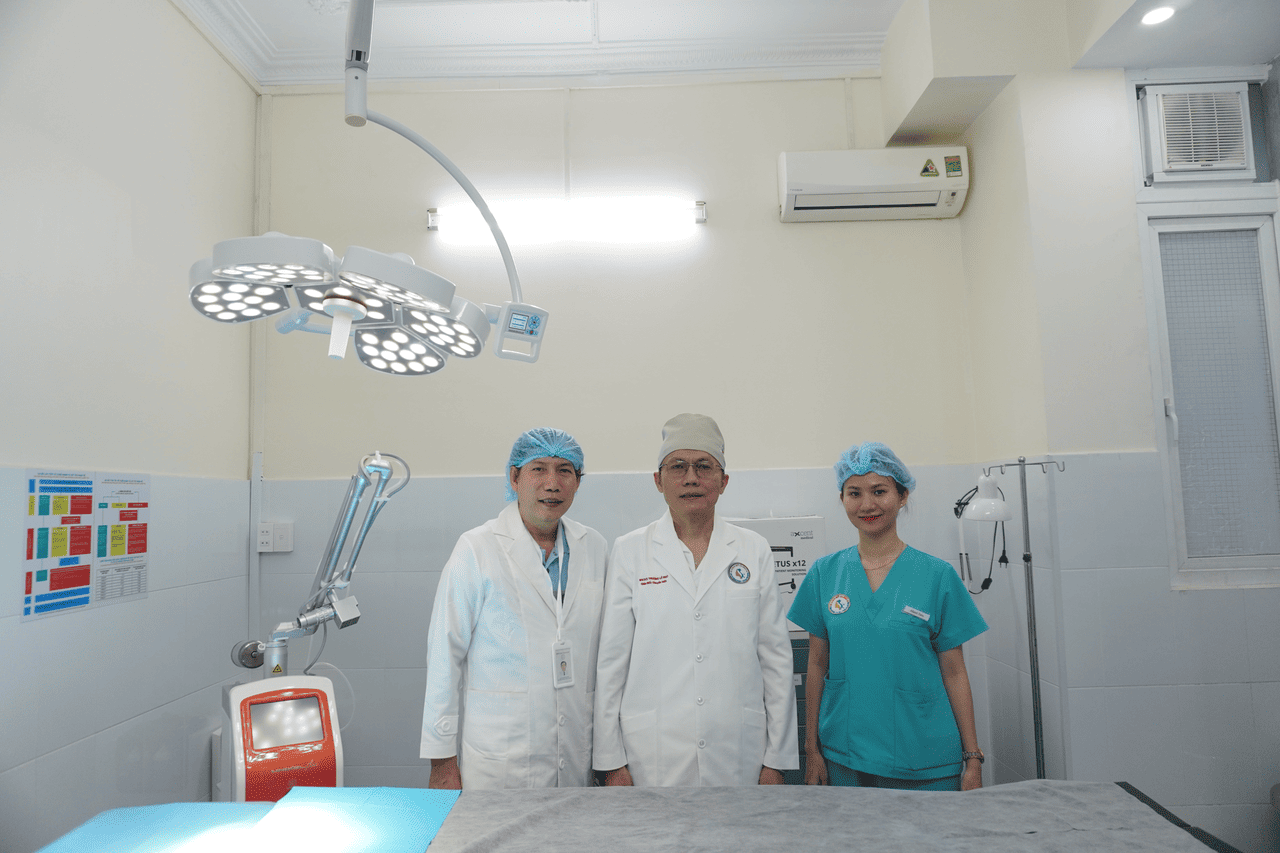 ban-den-phau-thuat-anh-my-clinic.png Bàn thủ thuật, đèn thủ thuật