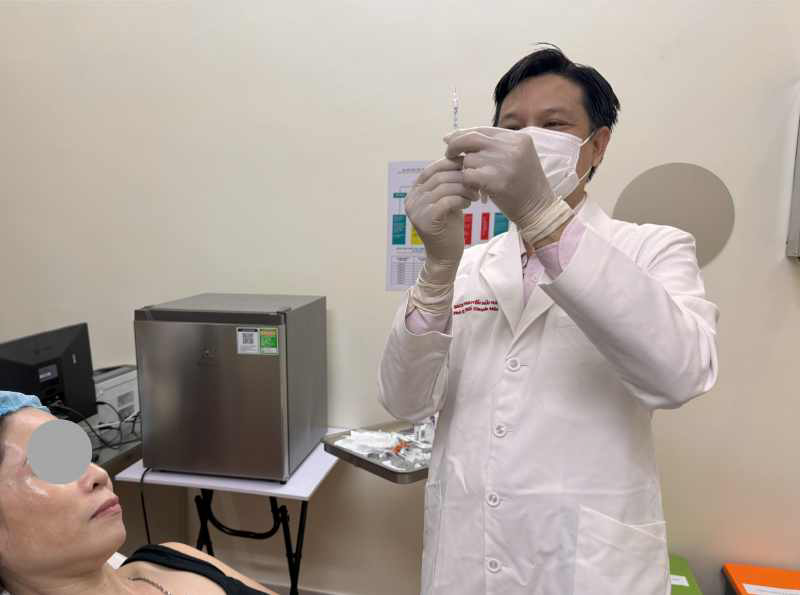bs-huu-ha-tiem-botox-anh-my-clinic.png Bs Hữu Hà tiêm botox