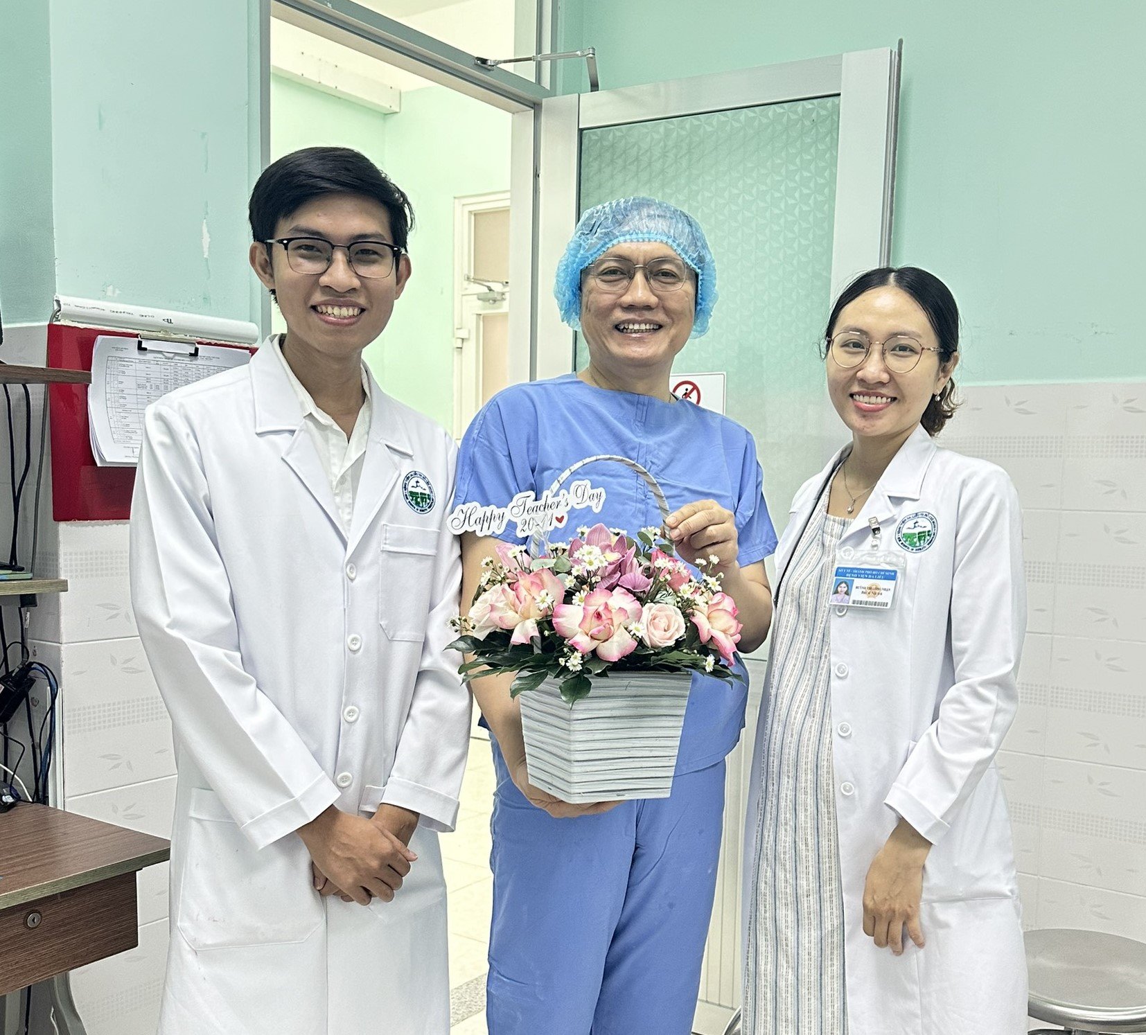 Bs Trương L&ecirc; Đạo c&ugrave;ng đ&agrave;n em v&agrave;o Ng&agrave;y Thầy Thuốc Việt Nam