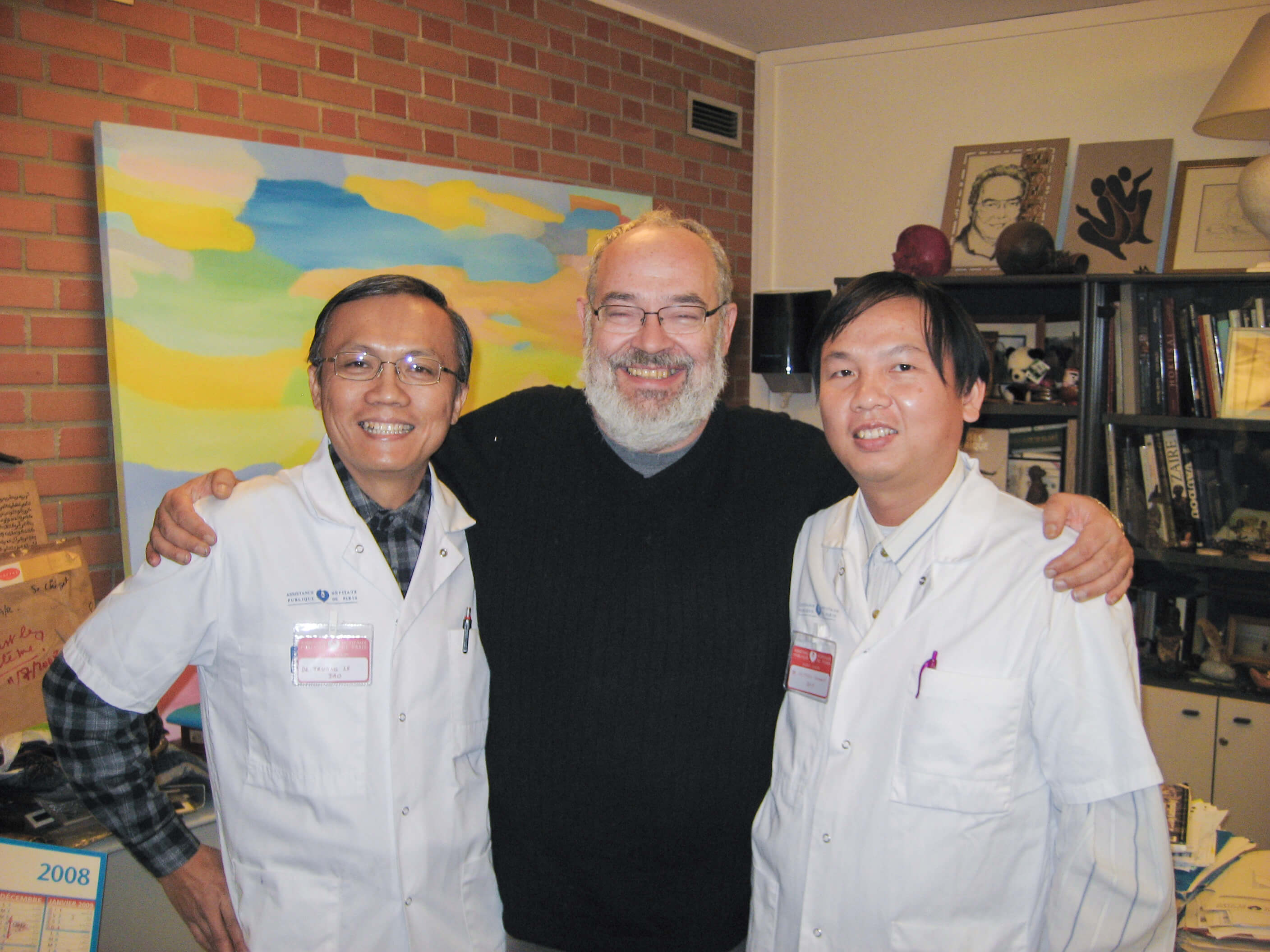 Bs Trương L&ecirc; Đạo c&ugrave;ng Gs J.M. SERVANT-&nbsp; trưởng khoa Phẫu Thuật Tạo H&igrave;nh Thẩm Mỹ, Bệnh Viện Saint-Louis Paris, 2008