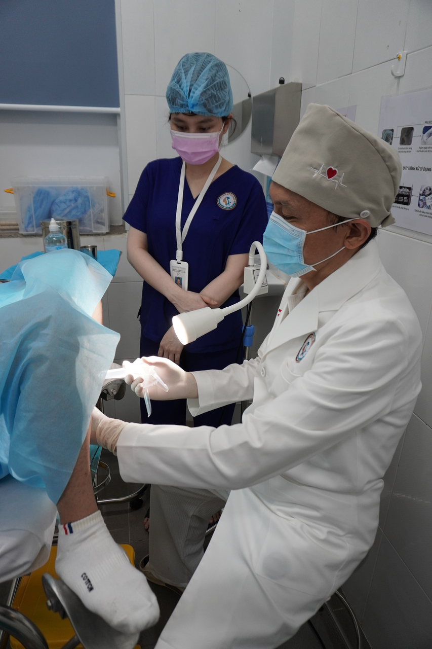 Bác sĩ Trương Lê Đạo đang khám cho bệnh nhân