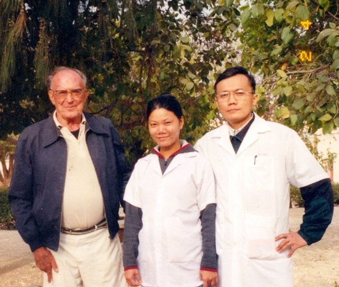 Bs Trương L&ecirc; Đạo c&ugrave;ng Gs. Carayon người đề xuất Phẫu Thuật Chuyển G&acirc;n Ch&agrave;y Sau phục hồi b&agrave;n ch&acirc;n lết