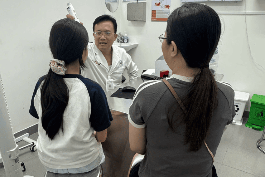 Bs Tuấn khám da trẻ em