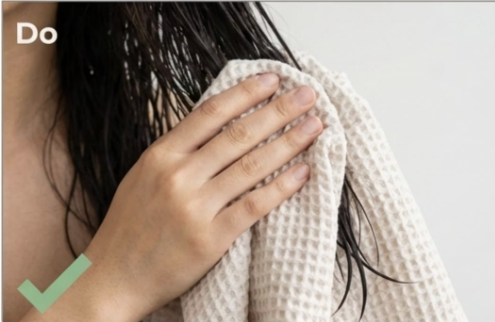 Hướng dẫn d&ugrave;ng khăn b&ocirc;ng mềm thấm nhẹ nh&agrave;ng nước tr&ecirc;n t&oacute;c để bảo vệ nang t&oacute;c v&agrave; giữ độ ẩm.