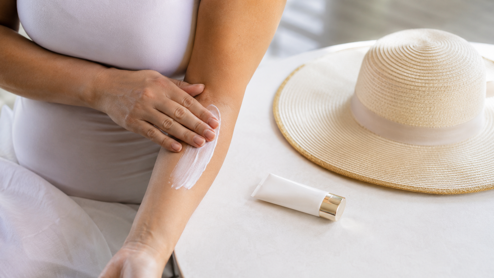 B&agrave; bầu thoa kem chống nắng kho&aacute;ng mineral SPF 30 an to&agrave;n cho da nhạy cảm thai kỳ