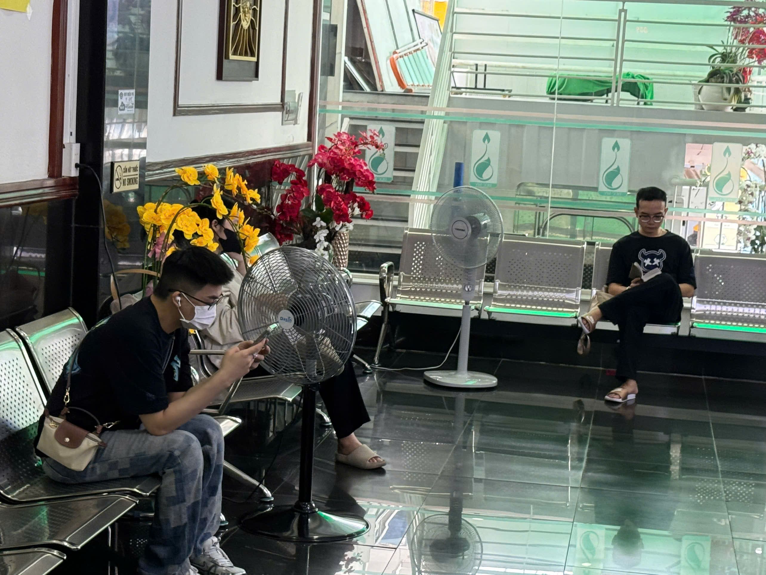 khu-vuc-le-tan-anh-my-clinic-2.jpg Khu vực lễ tân