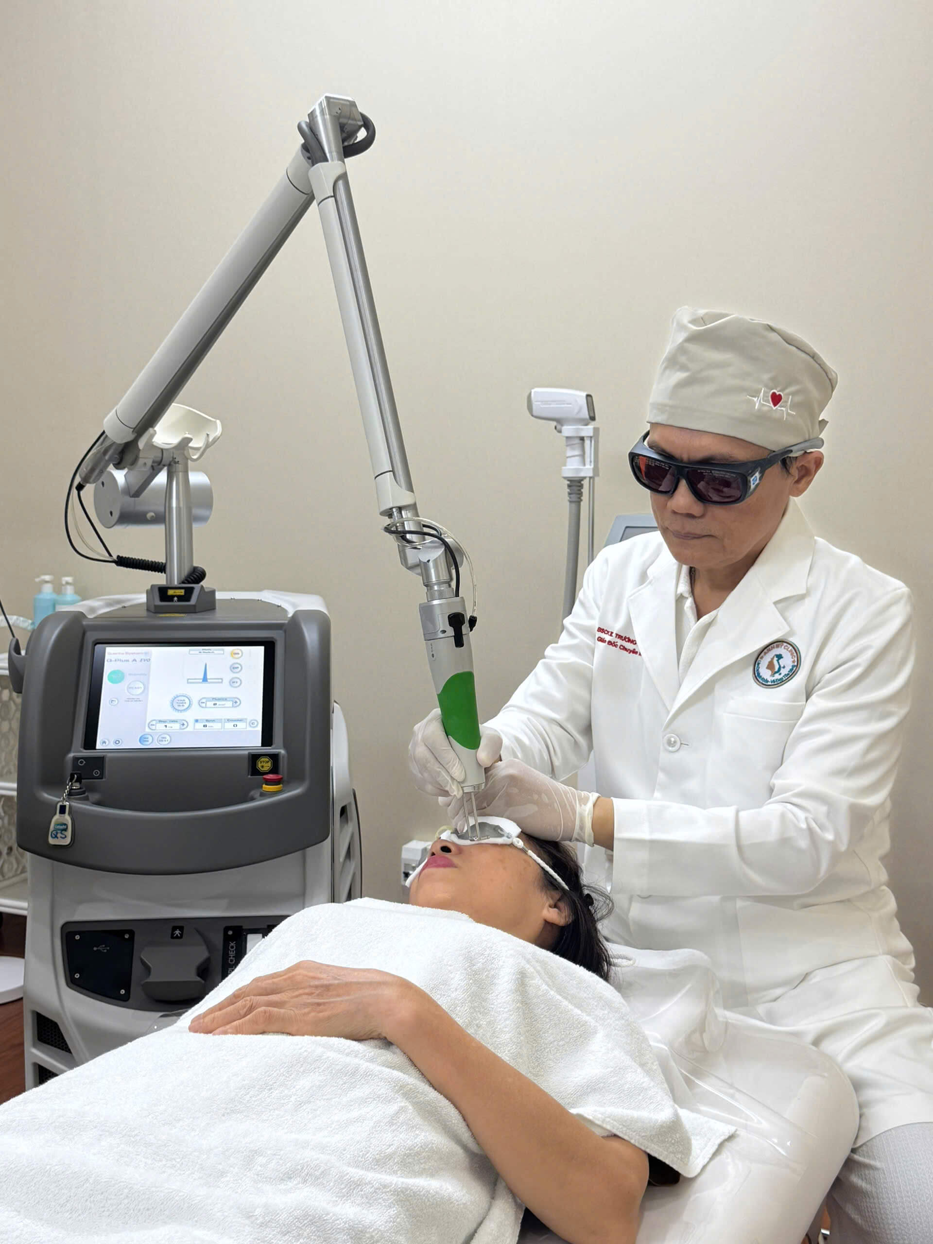 laser-ndyag-tri-nam-phong-kham-da-lieu-anh-my-clinic.jpg Laser Q-switched Nd:YAG chữa nám da