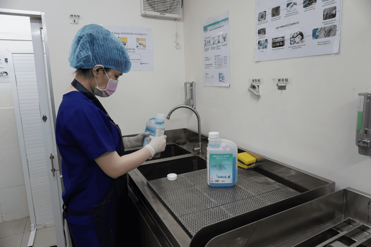 Ng&acirc;m nước tiệt khuẩn dụng cụ