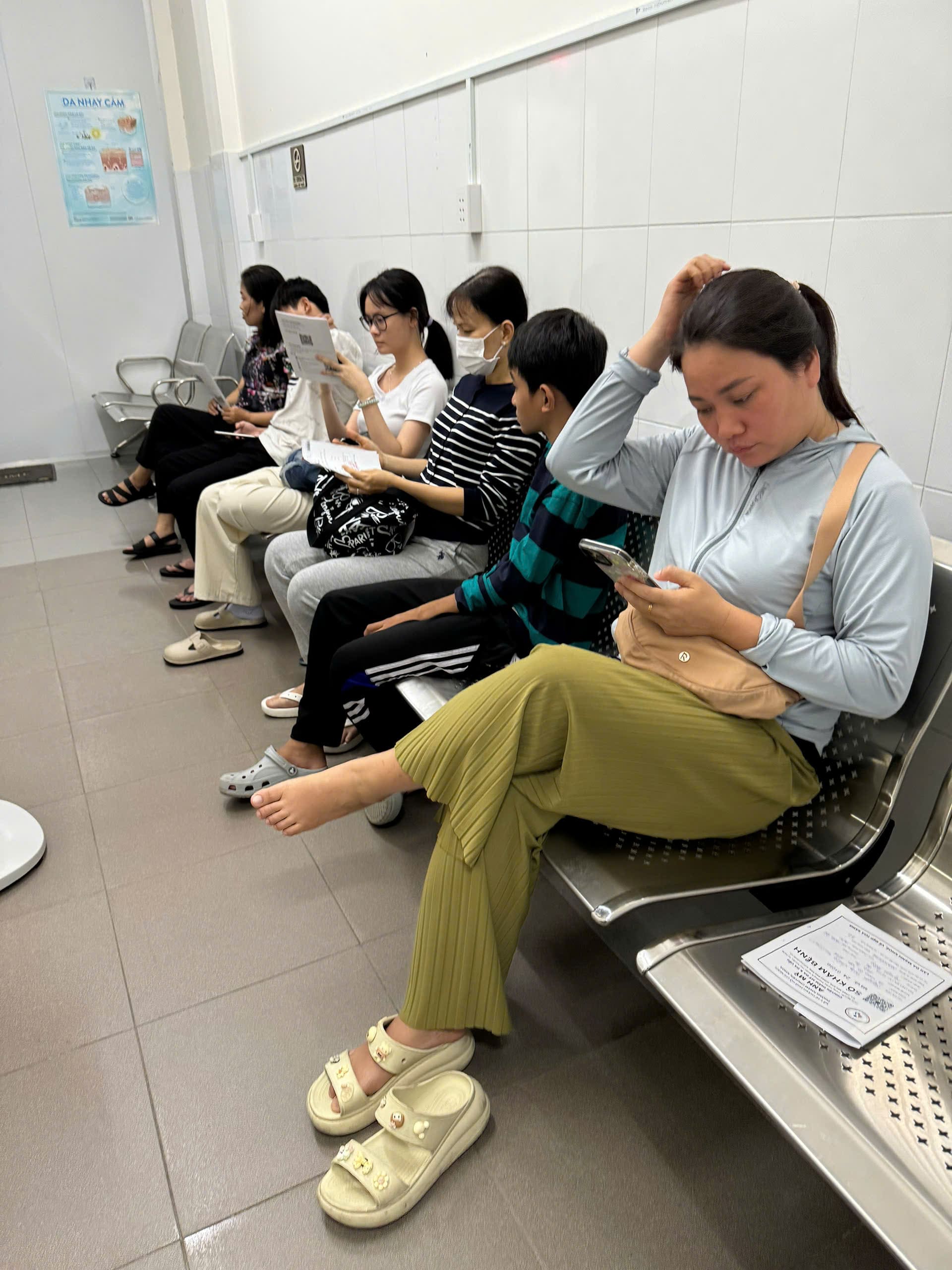 Bệnh nh&acirc;n ngồi đợi kh&aacute;m da