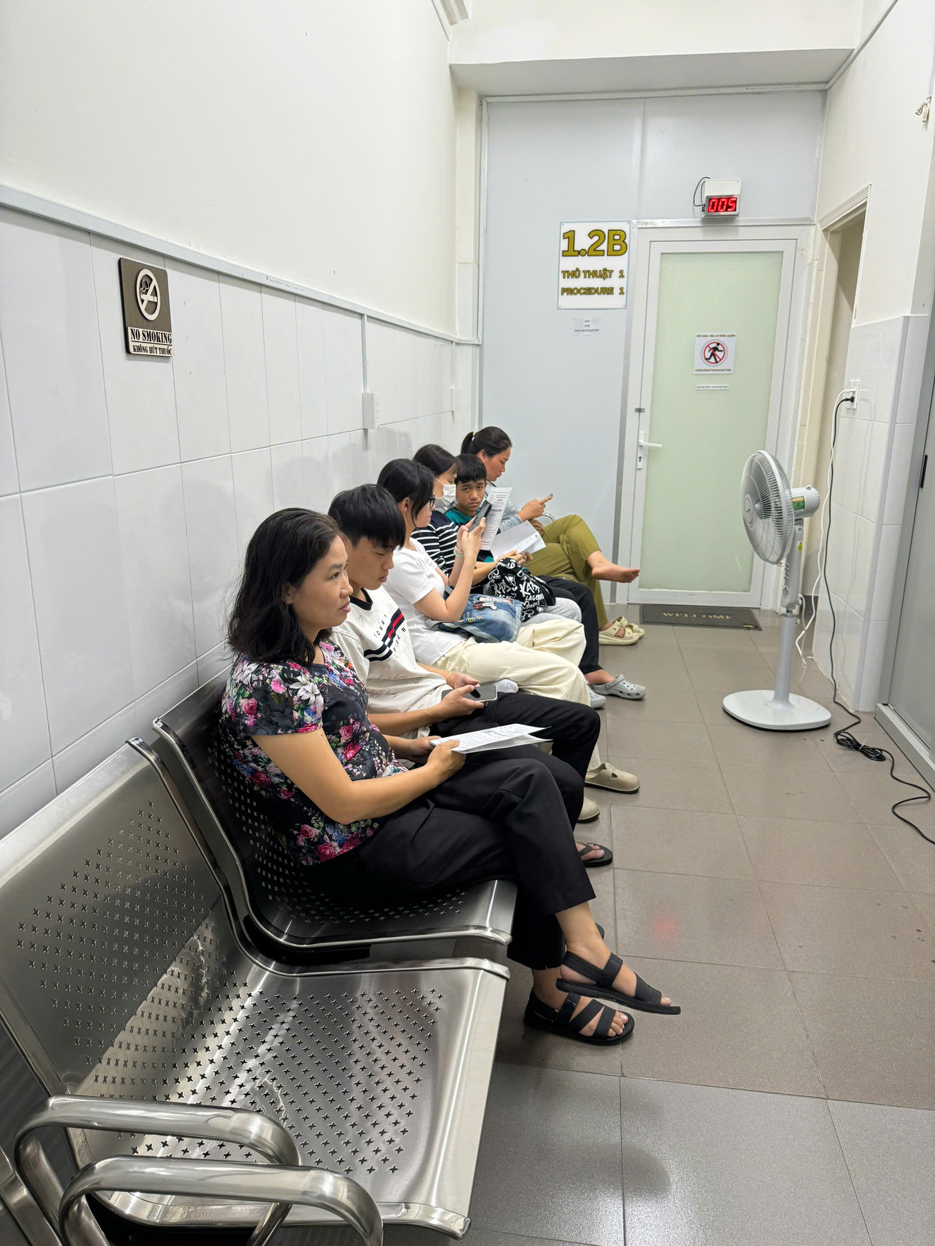 phong-laser-co2-anh-my-clinic.jpg Bệnh nhân đợi làm laser CO 2