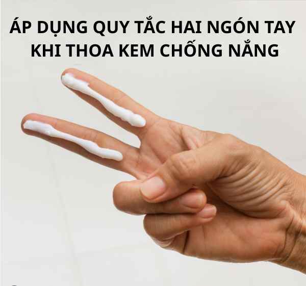 quy-tac-hai-ngon-tay-bao-ve-da.jpg Bác sĩ hướng dẫn quy tắc hai ngón tay để bôi đủ lượng kem chống nắng đạt SPF chuẩn.