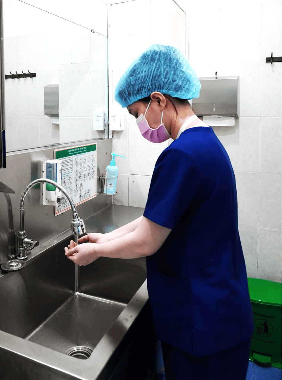 rua-tay-phau-thuat-anh-my-clinic.png Rửa tay thủ thuật