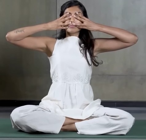 Người tập thực hiện thủ ấn Shanmukhi Mudra: d&ugrave;ng hai tay bịt tai v&agrave; che mắt khi ngồi thiền để tập trung rung động của hơi thở Bhramari v&agrave;o v&ugrave;ng xoang mặt.