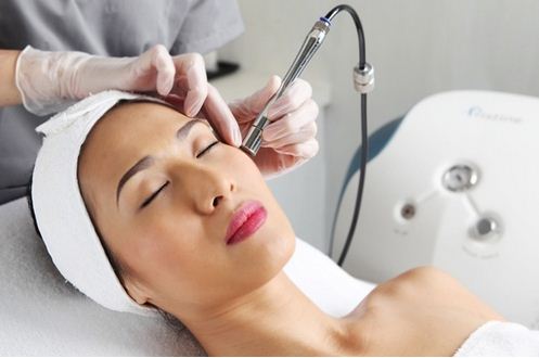 So sánh hai phương pháp thẩm mỹ: Peel da và tái tạo bề mặt da bằng laser