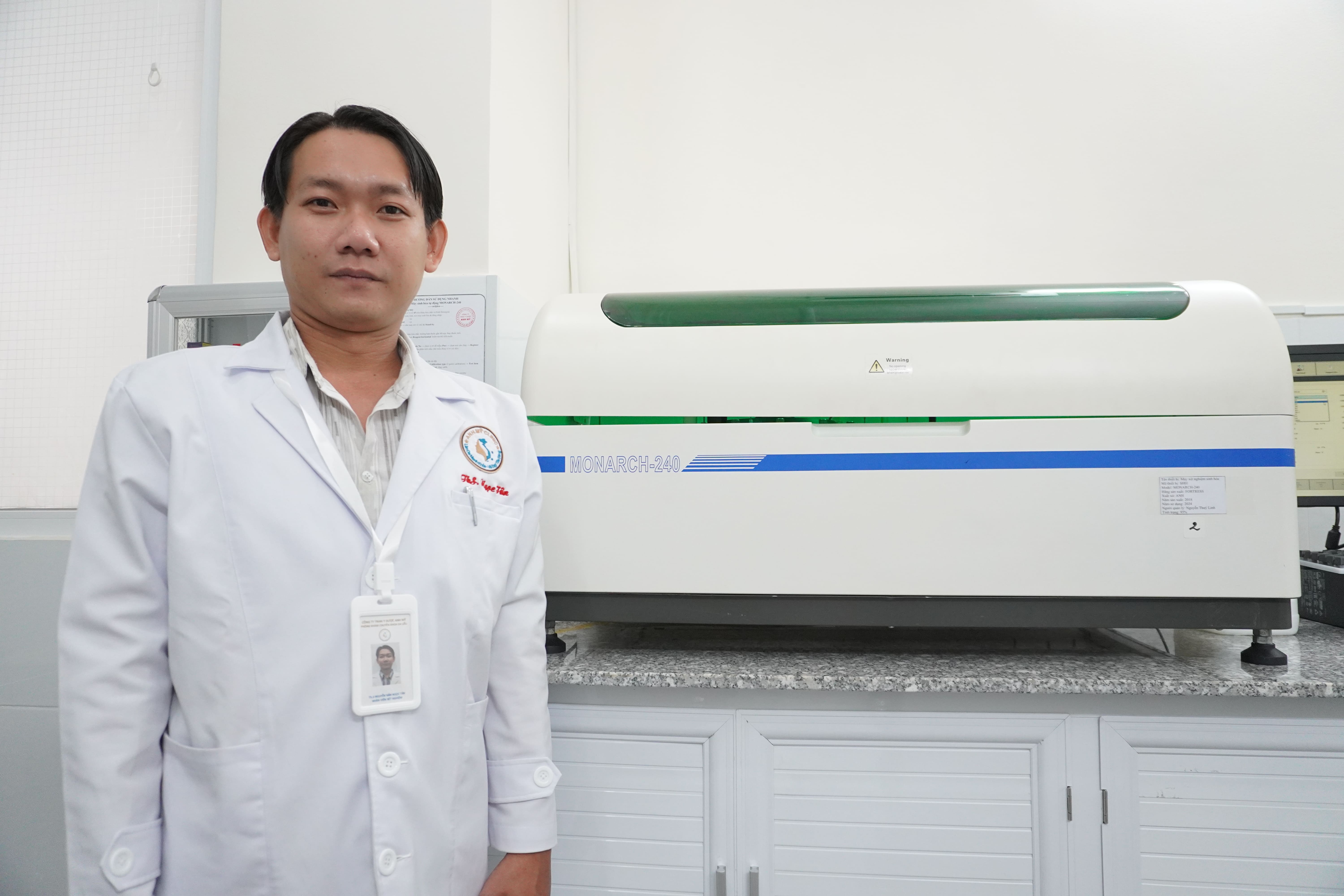 xet-nghiem-sinh-hoa-anh-my-clinic.jpg Máy xét nghiệm sinh hóa