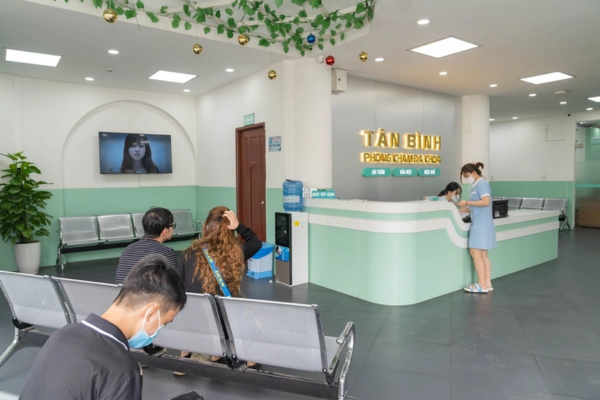 Khu vực lễ tân hoặc phòng chờ không gian sạch sẽ và chuyên nghiệp