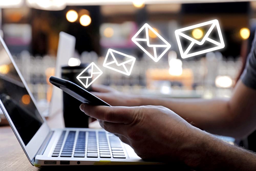 Gửi email marketing cũng là một cách hiệu quả để tiếp cận khách hàng tiềm năng 