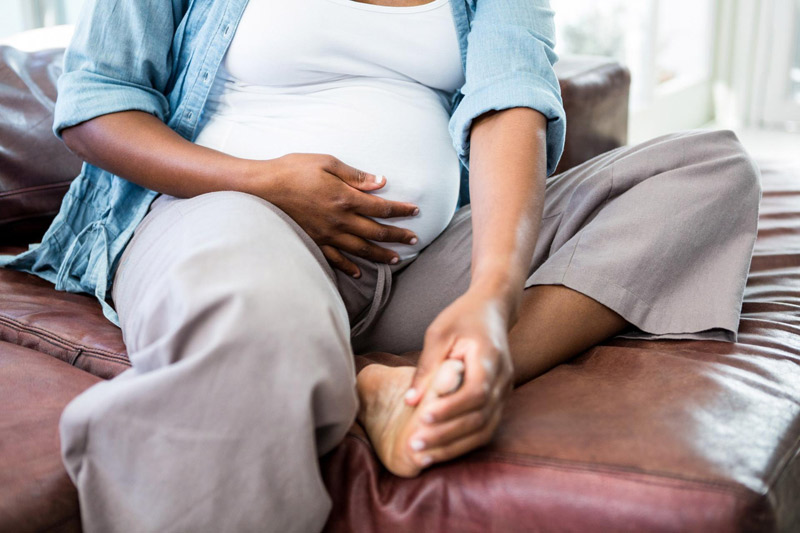 Mẹ bị phù chân khi mang thai tháng thứ 9 phải làm sao cho đỡ khó chịu?