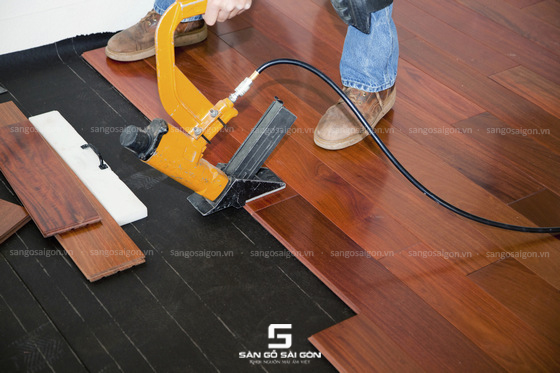 Thi công sàn gỗ tự nhiên nhà ở TPHCM và kinh nghiệm chọn đơn vị uy tín