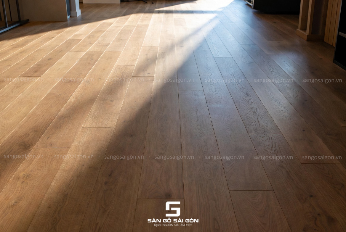 Sàn gỗ tự nhiên màu cánh gián nhạt mang vẻ đẹp sang trọng hiện đại