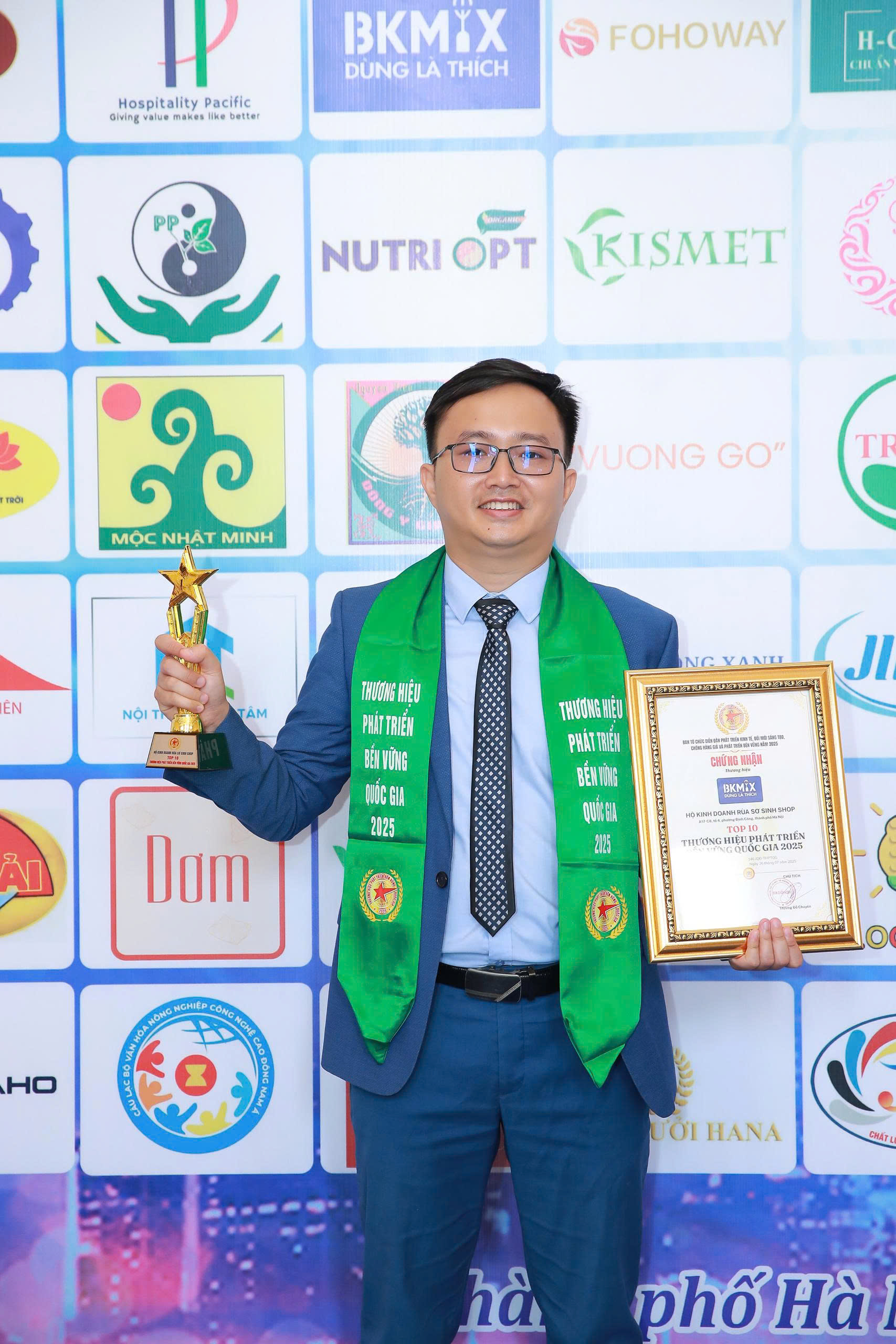 Anh Đào Xuân Cẩn - Founder BKMIX xuất hiện đầy tự hào tại lễ vinh danh.