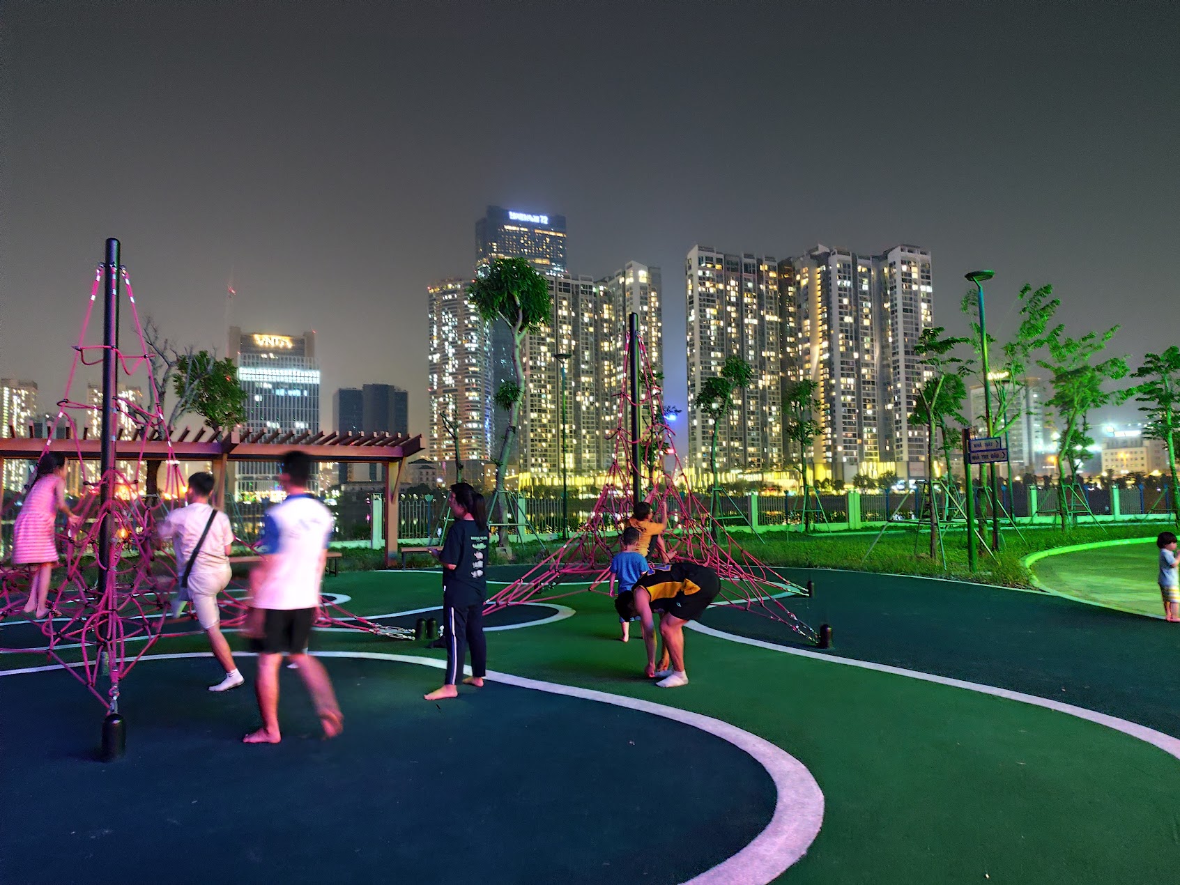 Sân chơi trẻ em ở Cung thiếu nhi Hà Nội cơ sở 2 Sân chơi trẻ em ở Cung thiếu nhi Hà Nội cơ sở 2