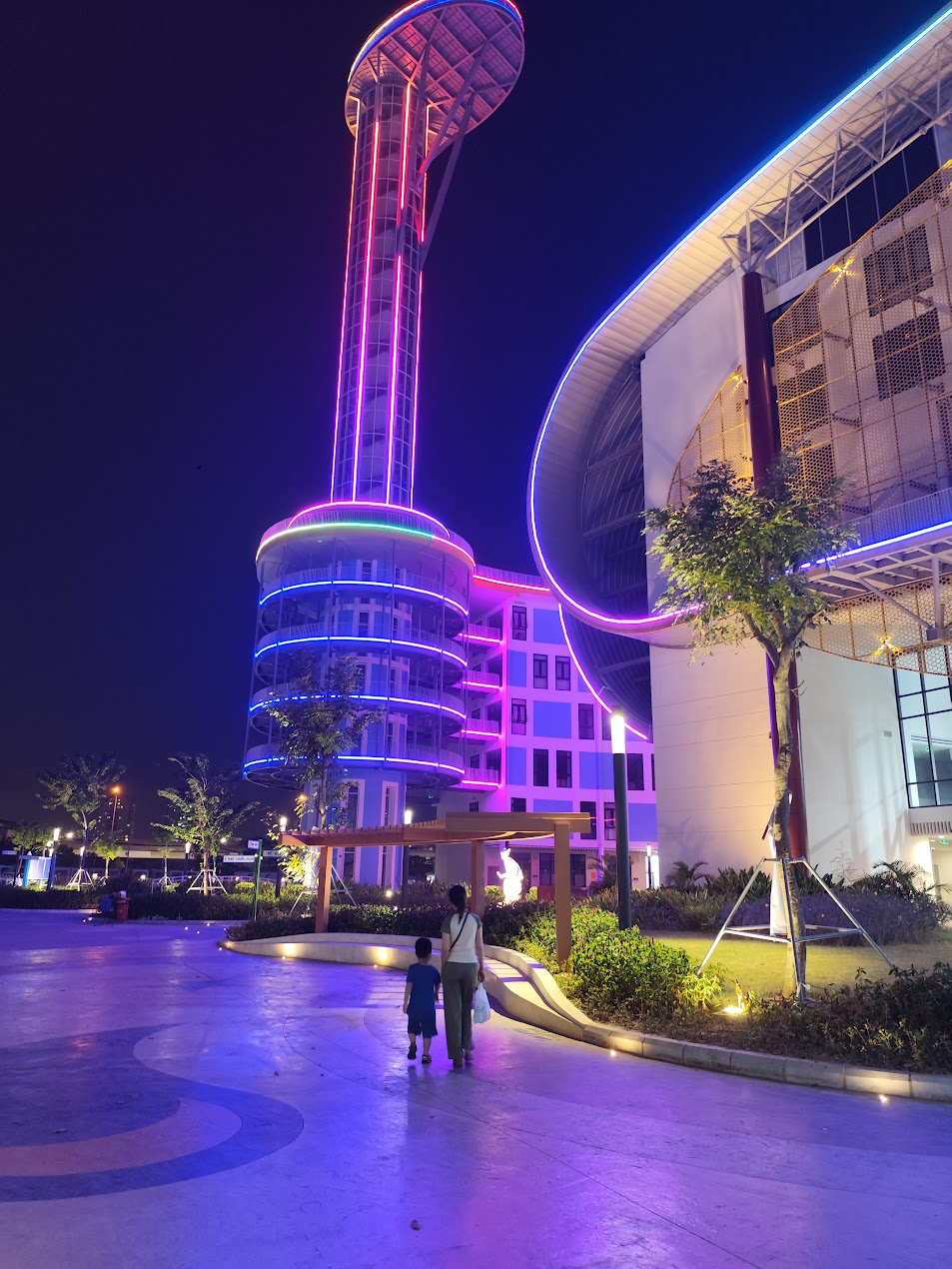 Tháp thiên văn hiện lên rực rỡ trên nền bầu trời đêm Tháp thiên văn hiện lên rực rỡ trên nền bầu trời đêm