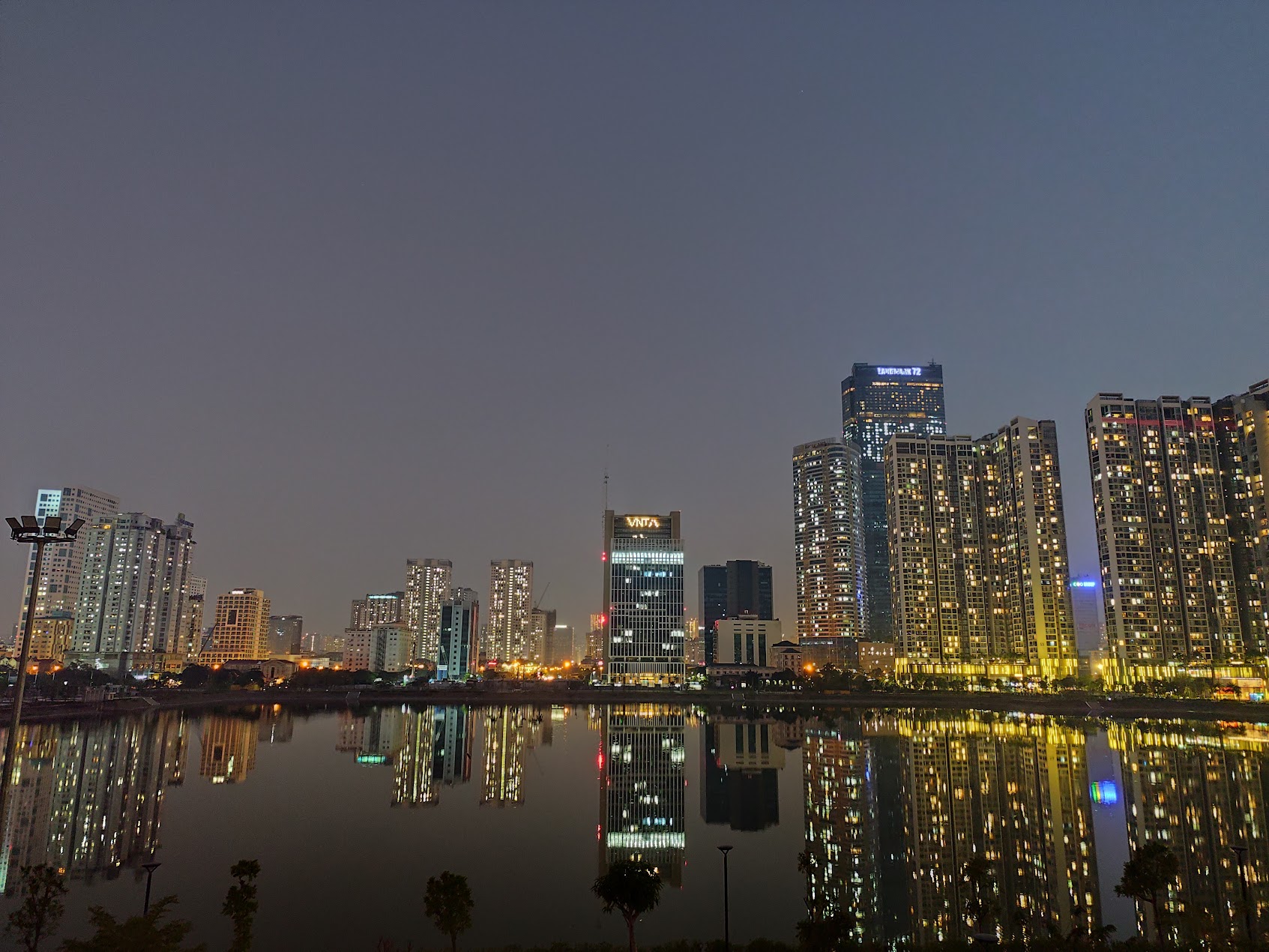 Góc nhìn từ Cung thiếu nhi Hà Nội cơ sở 2 ra hồ điều hòa CV1 Góc nhìn từ Cung thiếu nhi Hà Nội cơ sở 2 ra hồ điều hòa CV1