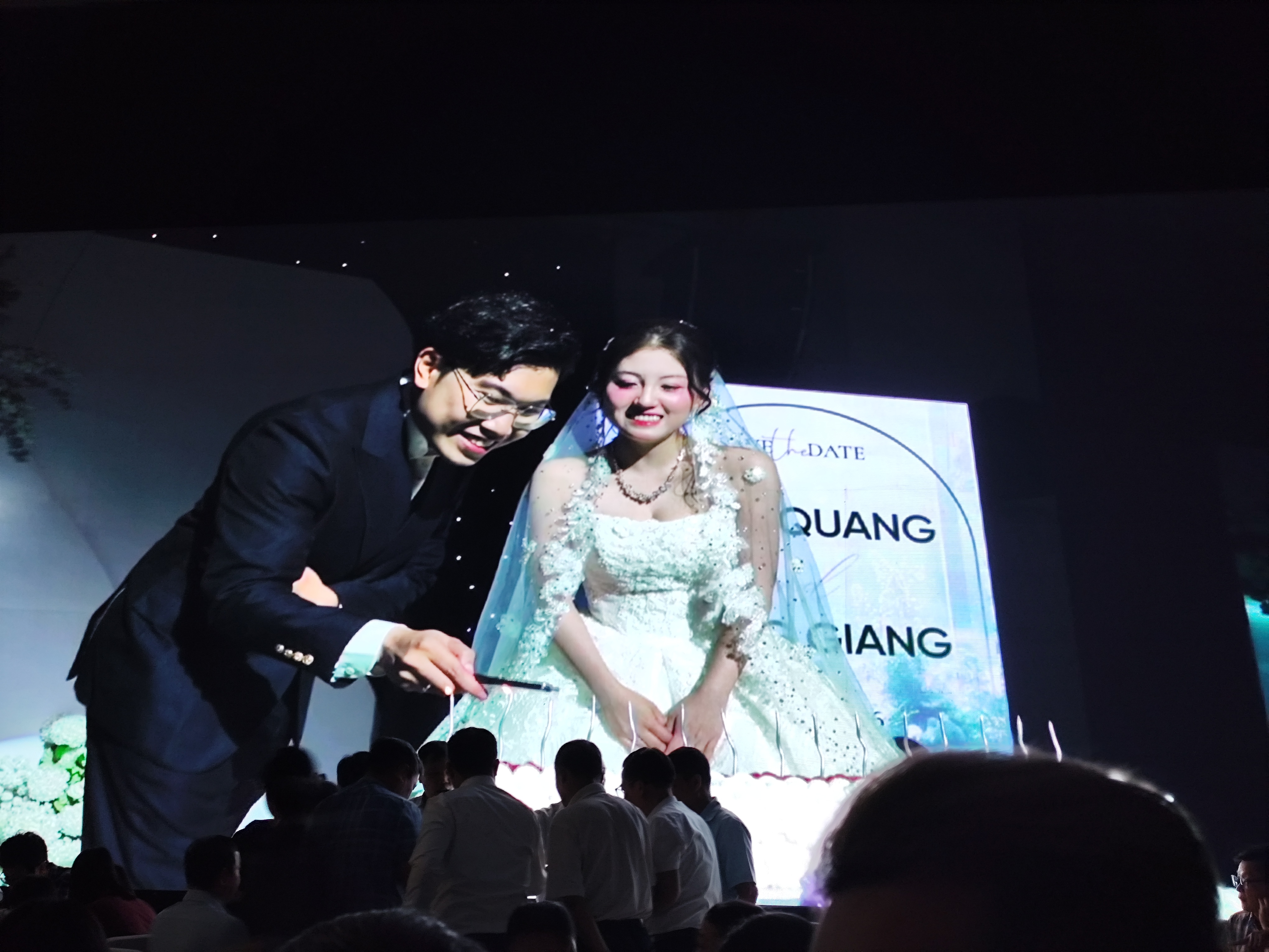 Cô dâu và chú rể hôm đó thật đẹp và thật trẻ Cô dâu và chú rể hôm đó thật đẹp và thật trẻ