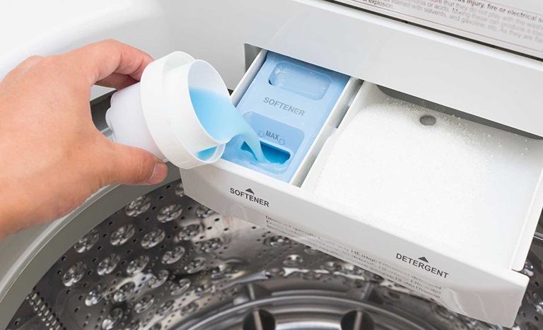 Lợi ích và Tác hại của Nước Xả Vải bạn cần biết